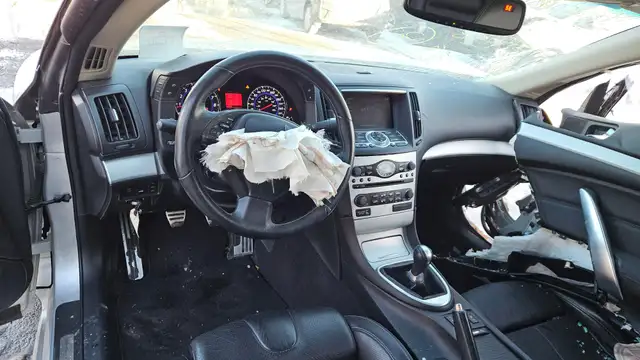 2008 Infiniti G37 Coupe Journey/Sport RWD MT for parts in Auto Body Parts in Calgary - Image 8