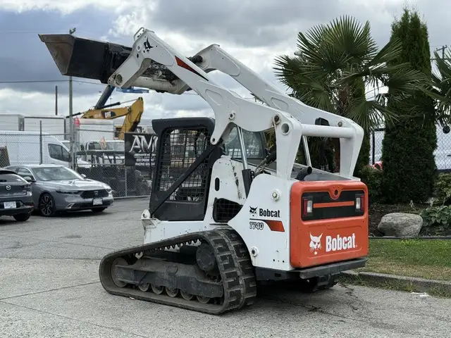2017 Bobcat T740 Skid Loader in Heavy Trucks in Regina - Image 16