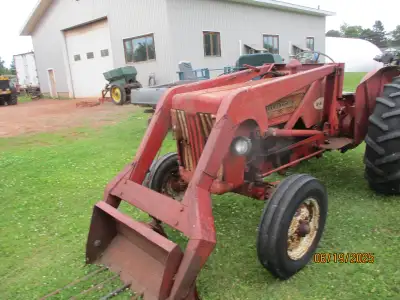 414 International, gas, with loader, runs fine but clutch is stuck to flywheel, AS IS, no tax Denis...