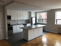 The apartments at 162 Berry Road in Etobicoke are ideally located in the Parklawn neighbourhood, clo... (image 1)
