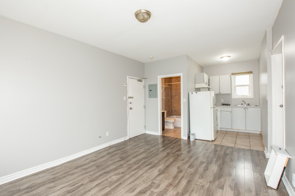 241 Gibson Ave, Hamilton (4) - Bachelor Apartment 3