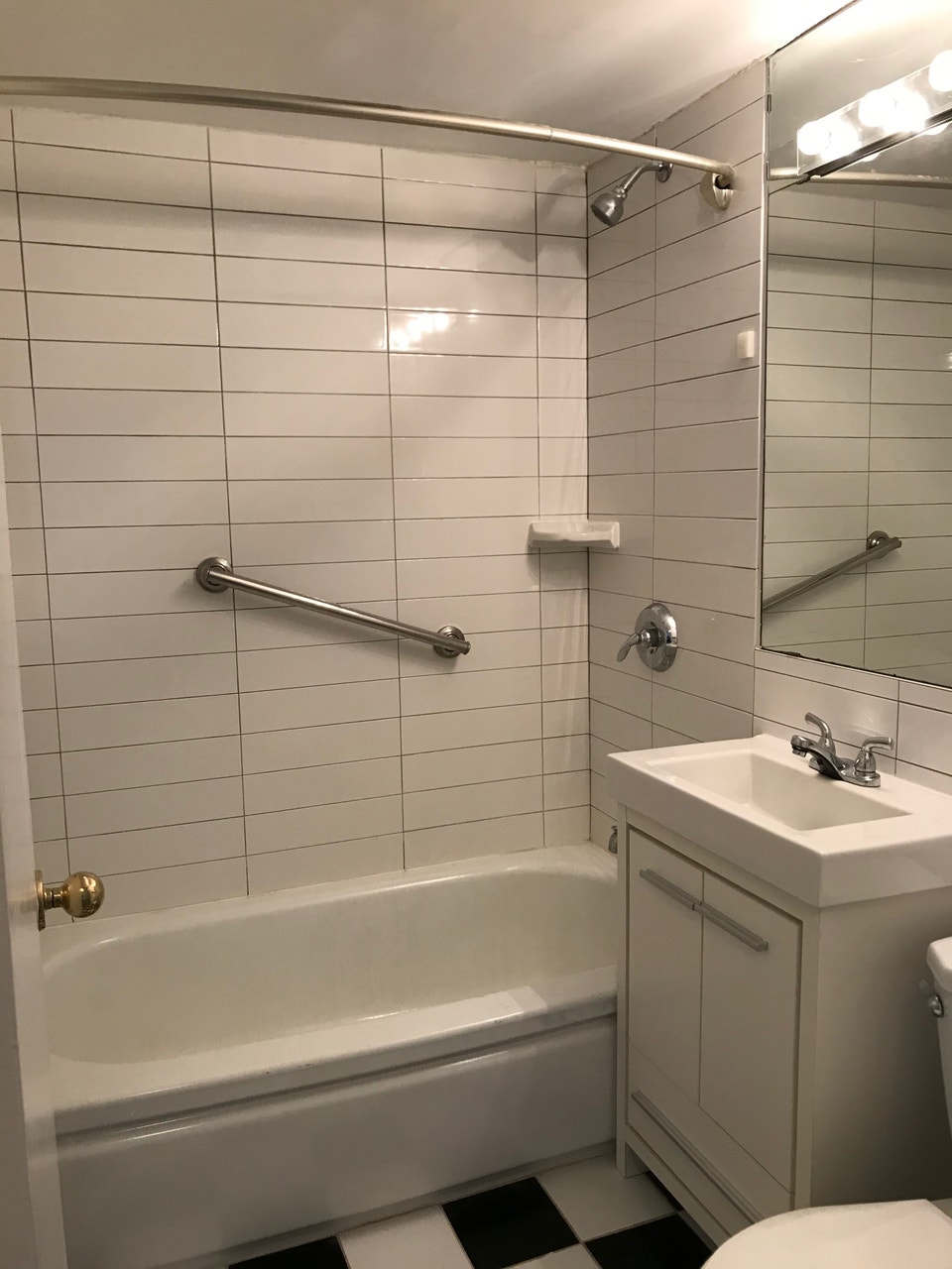 Bright, spacious one bedroom close to Stanley Park 4