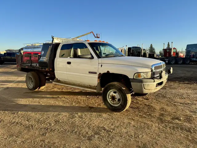 2001 DODGE RAM 3500 in Heavy Trucks in Saskatoon - Image 4