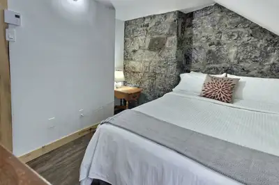 recherche 1 ou 2 colocataires pour un appartement dans le quartier de Saint rock.Entre 750$ et 1050$...