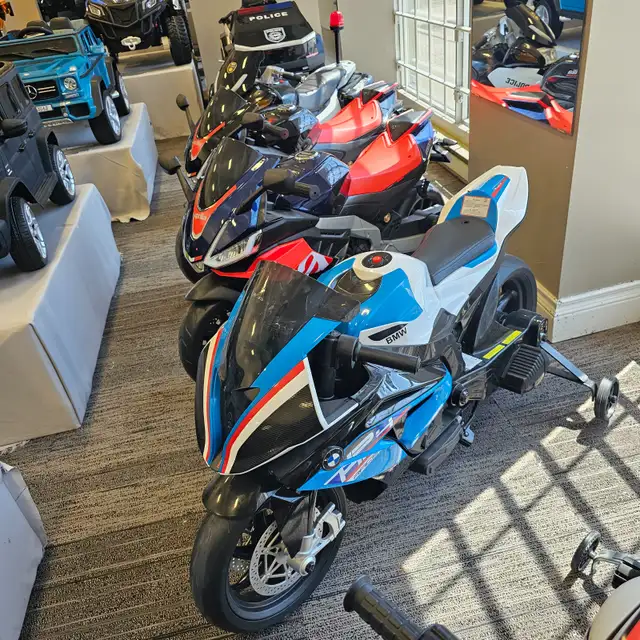 Black Friday!! 12V BMW HP4 RACE MOTORCYCLE BIKE FOR KIDS! RUB in Toys & Games in Mississauga / Peel Region - Image 6