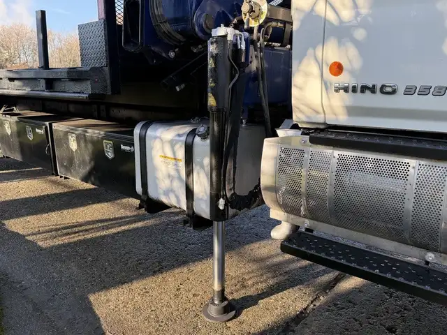 2015 Hino 358 22 Foot Dump Flatdeck with Amco Veba Crane and Air in Heavy Trucks in Regina - Image 30