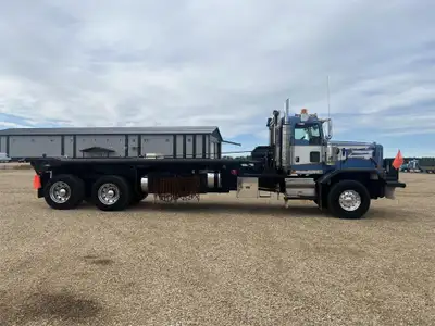 2006 Kenworth C500 Daycab Bed Truck Located near Westlock Alberta KMS: 370,793 HRS: 16,310 Engine: C...