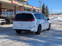 The 2026 Chrysler Pacifica Select combines advanced technology, comfort, and family-friendly versati... (image 6)