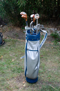 Mens Right hand Golf Club Set and Bag