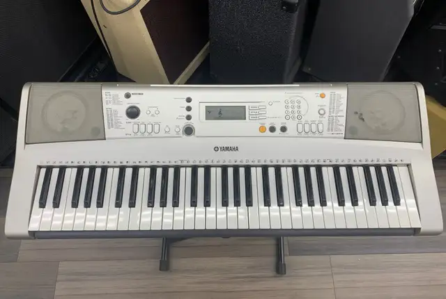Yamaha PSR-E313 Electric Keyboard in Pianos & Keyboards in City of Toronto - Image 2
