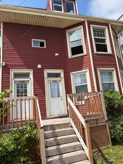 This very large 5 bedroom apartment is located on Robie near the Commons. Big living room, two full...