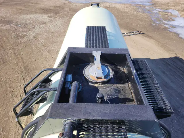 2004 Advance 51,400 L Super B-Train Insulated 406 Tank Trailer in Heavy Equipment in Delta/Surrey/Langley - Image 49
