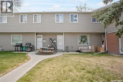 Welcome to this well-maintained two-storey townhouse in desirable Whitmore Park, offering a function...