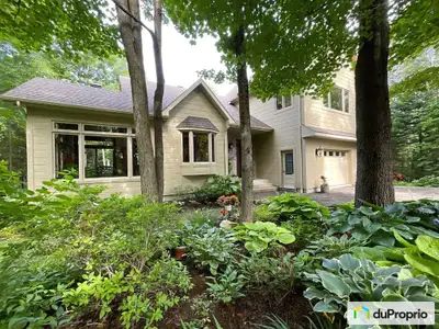 Nichée au coeur d'une forêt de 10.5 acres et entourée de jardins -spacieuse et lumineuse cette maiso...