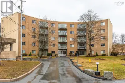 Welcome to 306-5570 Heatherwood Court, a spacious and well-maintained 2-bedroom, 2-bathroom condo wi...