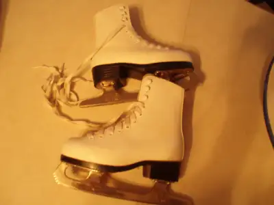CHILD’S  -  GIRL’S  FIGURE SKATES  -  SIZE  8  --  LIKE NEW, View more