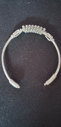Stress reduction Bracelet with turning mid section, silver metal