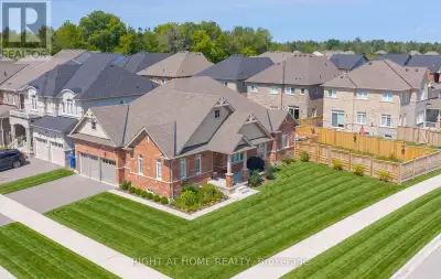 Beautiful Bungalow on a Premium Corner Lot For Lease! Welcome to this stunning and modern 2+1 bedroo...