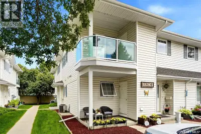 Welcome to Hawthorne Terrace in Lakeridge. Conveniently located within walking distance to both Riff...
