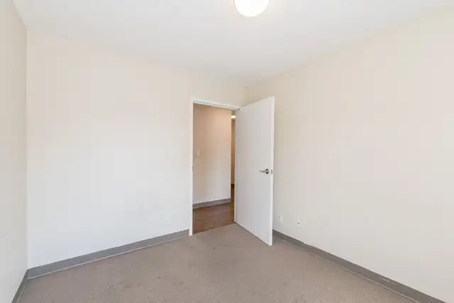 Student Rooms Available Steps From Laurier!! - Furnished Rooms!! in Room Rentals & Roommates in Kitchener / Waterloo - Image 5