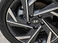 This Hyundai Elantra has a trusty Regular Unleaded I-4 2.0 L/122 engine powering this Variable trans... (image 7)