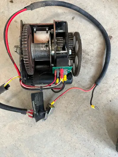 Treuil ( winch ) électrique pour monter un toit de tente roulotte, en parfait état, je l’ai enlevé d...