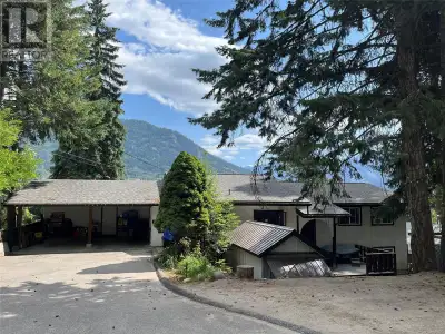 Spacious Family Home with Income Potential & Stunning Views! Welcome to this expansive 6-bedroom, 5-...