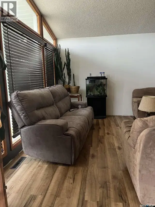 506 1st AVENUE W Leader, Saskatchewan in Houses for Sale in Swift Current - Image 6