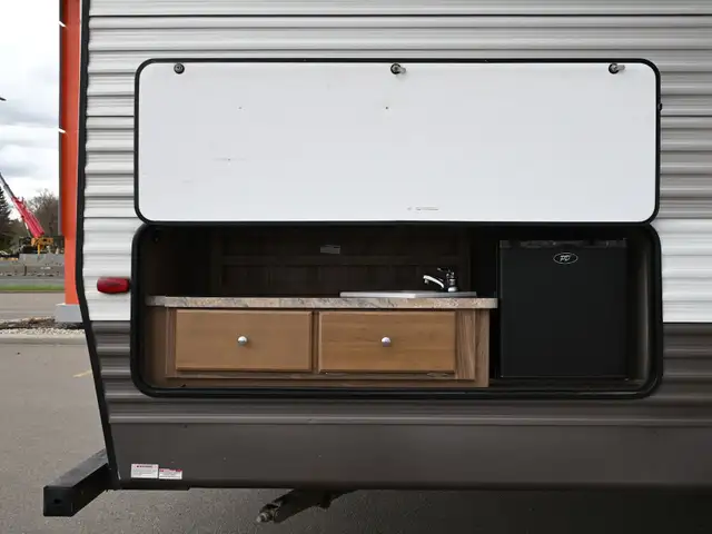 2017 Revere 28QB in Travel Trailers & Campers in St. Albert - Image 9