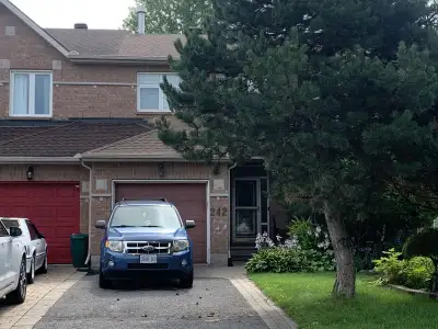 Ottawa. Welcome to this beautiful 3-bedroom, 1.5-bathroom Townhouse for rent in the desirable Chapma...
