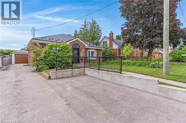 805 ROCKWAY Drive Kitchener, Ontario in Houses for Sale in Kitchener / Waterloo - Image 4