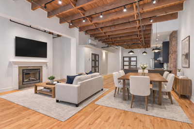 Loft penthouse à louer dans le Vieux-Montréal impeccable et entièrement rénové. Spacieux 1 188 pi² a...