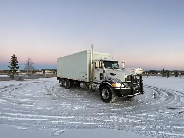 2005 PETERBILT 335 in Heavy Trucks in Saskatoon - Image 4