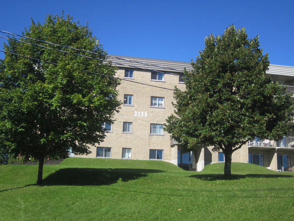 MAGNIFIQUE 4 1/2 QUARTIER NORD (ASCENSEUR) 2