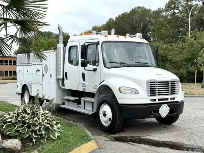 2005 Freightliner M2 106 Service Truck Diesel with Air Brakes, 7.2L, 4 door, automatic, 4X2, white e...