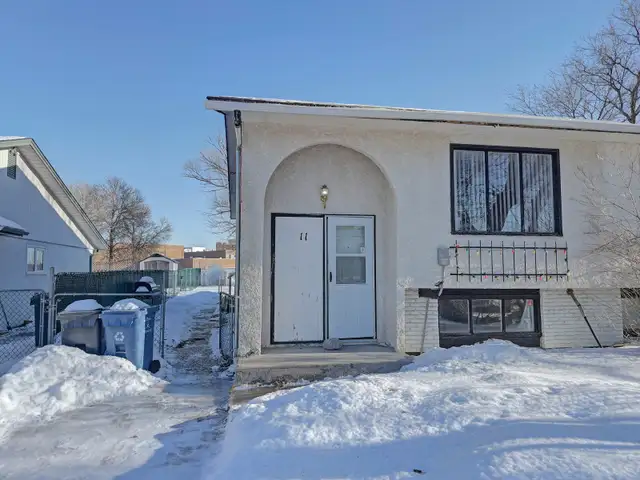 MEGAHOMES NEW LISTING - 11 KNIGHTSBRIDGE DRIVE