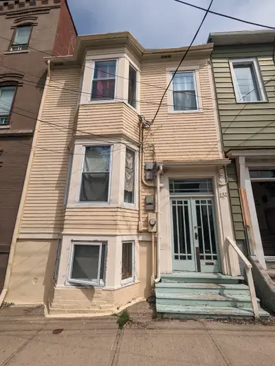 3D PROPERTY MANAGEMENT Bookings: (506) 631-8016 **Available Now** Top Floor 3 Bedroom in the perfect...