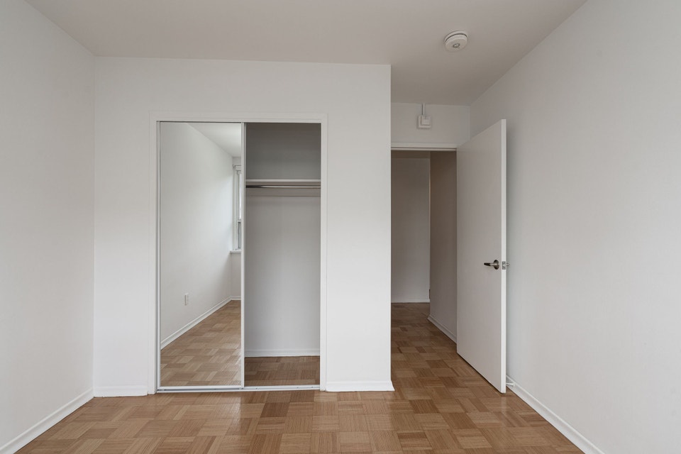 two bedroom, Leslie and Lawrence - ID 4689 5