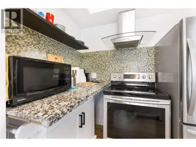 Wall centre living in the middle of downtown, this is one of the best locations in Vancouver, litera...