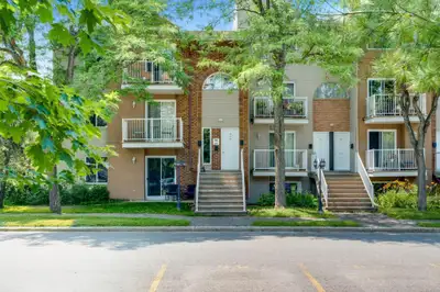 Découvrez ce magnifique condo lumineux à Hull, à quelques minutes du Plateau, du pont Champlain, de...