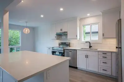 *** ALL INCLUSIVE *** 3 bdrm upper, West end,