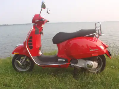 Beautiful dragon red, 2006 Vespa 250, GTS ie, fuel injected, liquid cooled scooter. 15000 kilometers...