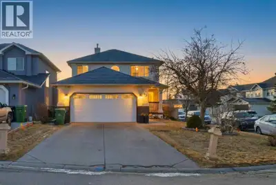 Welcome to this stunning two-storey home in the sought-after lake community of Coral Springs, offeri...