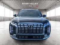 NAVIGATION, PARKING DISTANCE SENSORS, HEATED SEATS, SUNROOF, REMOTE STARTER Seeking an all-weather a... (image 6)