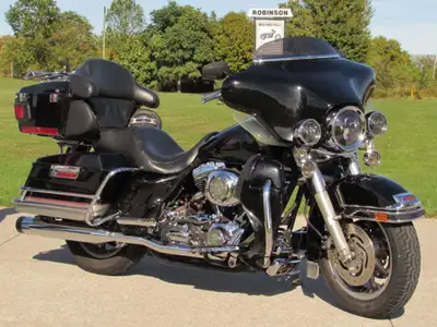 Fresh 95ci Big Bore done here, Tru-Dual Rineharts and it sits low This Sharp 2004 Electra Glide Poli...