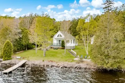 Grand Lac St-François, secteur Baie Sauvage. Wow! Superbe emplacement de 15 969 pi.ca. directement a...