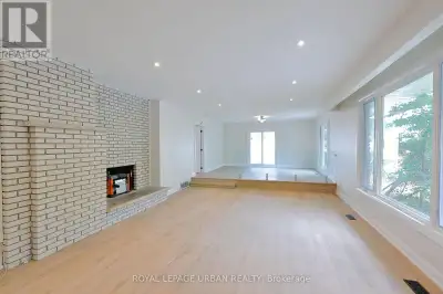 Bright, Spacious & Oh-So-Gracious! Step Into This Beautifully Renovated 4+2 Split-Level Gem In The H...