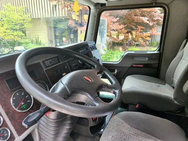 2013 Kenworth T370 26' Box, Reefer, Tandem, PX 8, 300HP, Ramp in Heavy Trucks in Calgary - Image 7