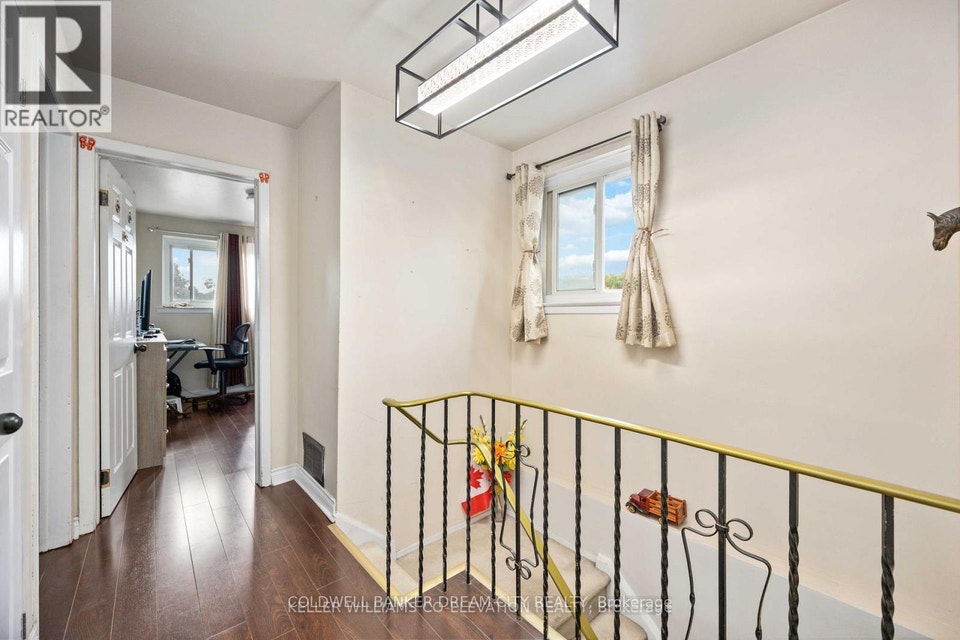 UPPER - 3073 IRESON COURT Mississauga (Malton), Ontario 3