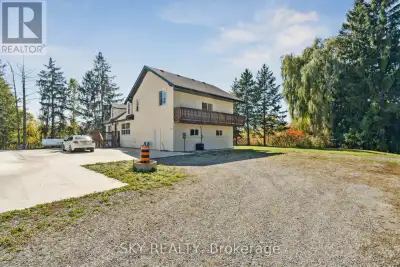 Unique 1 acre property featuring a Renovated 3 bedroom house and freestanding 9000 sq ft Commercial/...